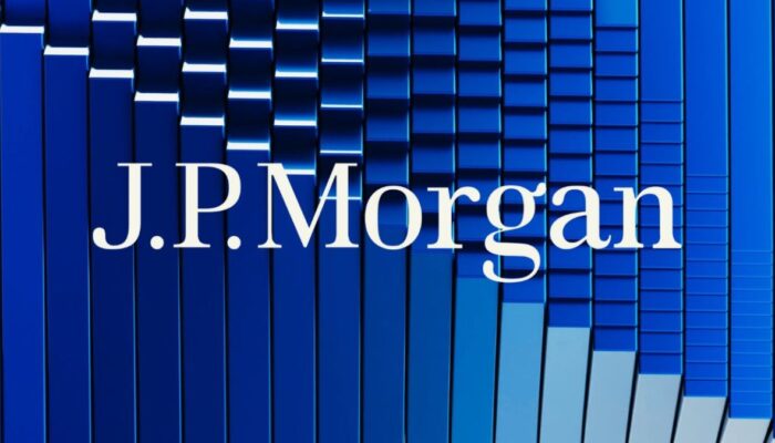 Bitcoin logo outperforming altcoins according to JPMorgan crypto market analysis