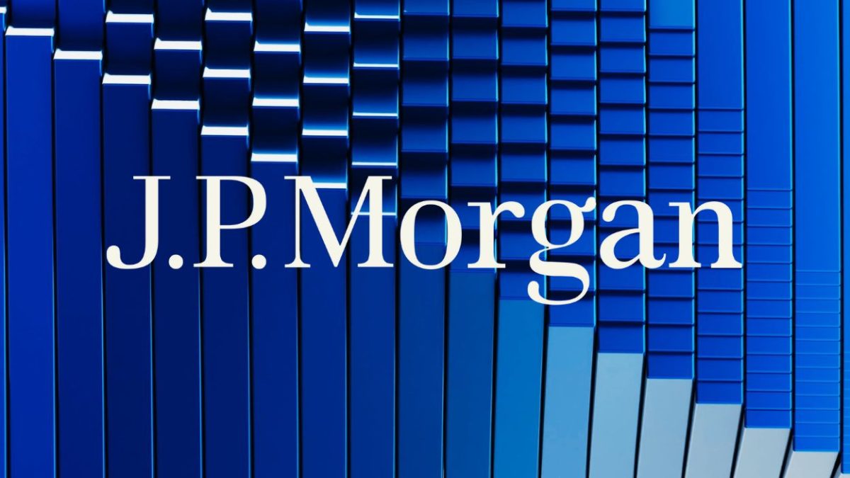 Bitcoin logo outperforming altcoins according to JPMorgan crypto market analysis
