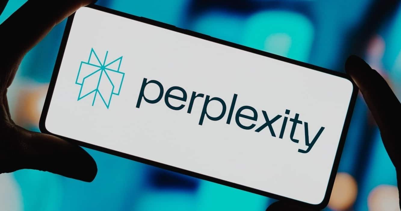 Perplexity-Brain Perplexity Brain interface visualizing AI agents analyzing previous tasks, memory systems, and adaptive learning workflows.